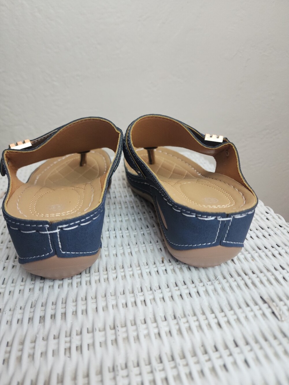 Blue Women's Navy Thong Sandals with Gold Accent Size 6 NWOT - Picture 3 of 7